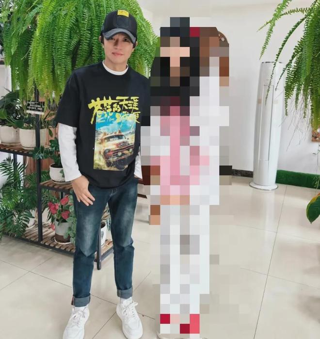 玲花时隔4个月单人复出，曾毅近照憔悴暴瘦，凤凰传奇合体艰难