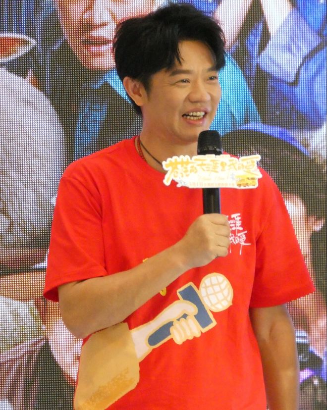 玲花时隔4个月单人复出，曾毅近照憔悴暴瘦，凤凰传奇合体艰难