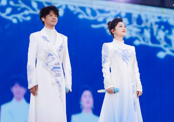 玲花时隔4个月单人复出，曾毅近照憔悴暴瘦，凤凰传奇合体艰难