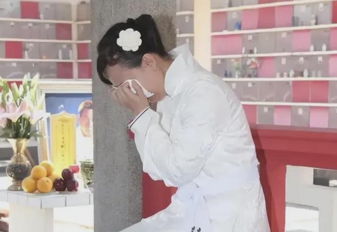 离了个大谱！这个男明星的骨灰竟被偷了！