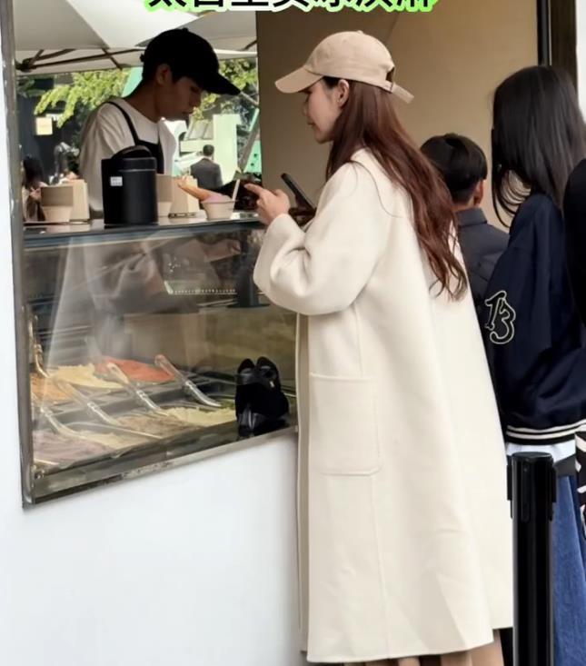 大S离世8个月，玥儿再现妈妈的经典动作，长发模样像仙女