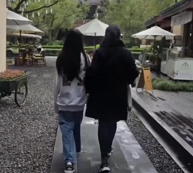 大S离世8个月，玥儿再现妈妈的经典动作，长发模样像仙女