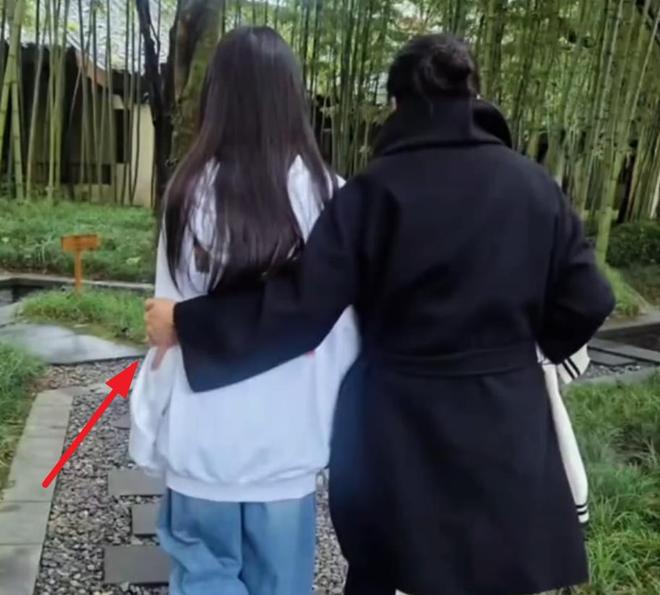 大S离世8个月，玥儿再现妈妈的经典动作，长发模样像仙女