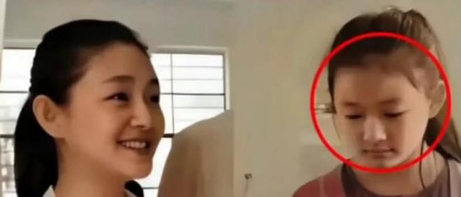 大S离世8个月，玥儿再现妈妈的经典动作，长发模样像仙女