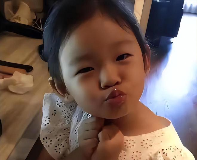 大S离世8个月，玥儿再现妈妈的经典动作，长发模样像仙女