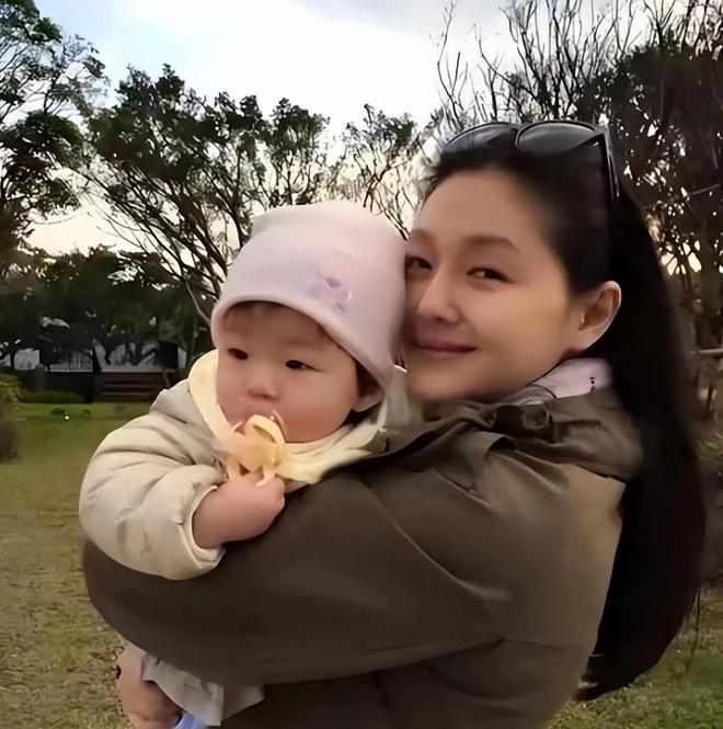 大S离世8个月，玥儿再现妈妈的经典动作，长发模样像仙女