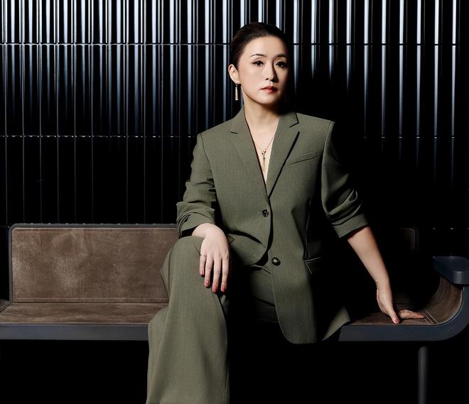 秦雯袭警冲上热搜！向王家卫炫耀后台硬能捞人，网友要求严查特权