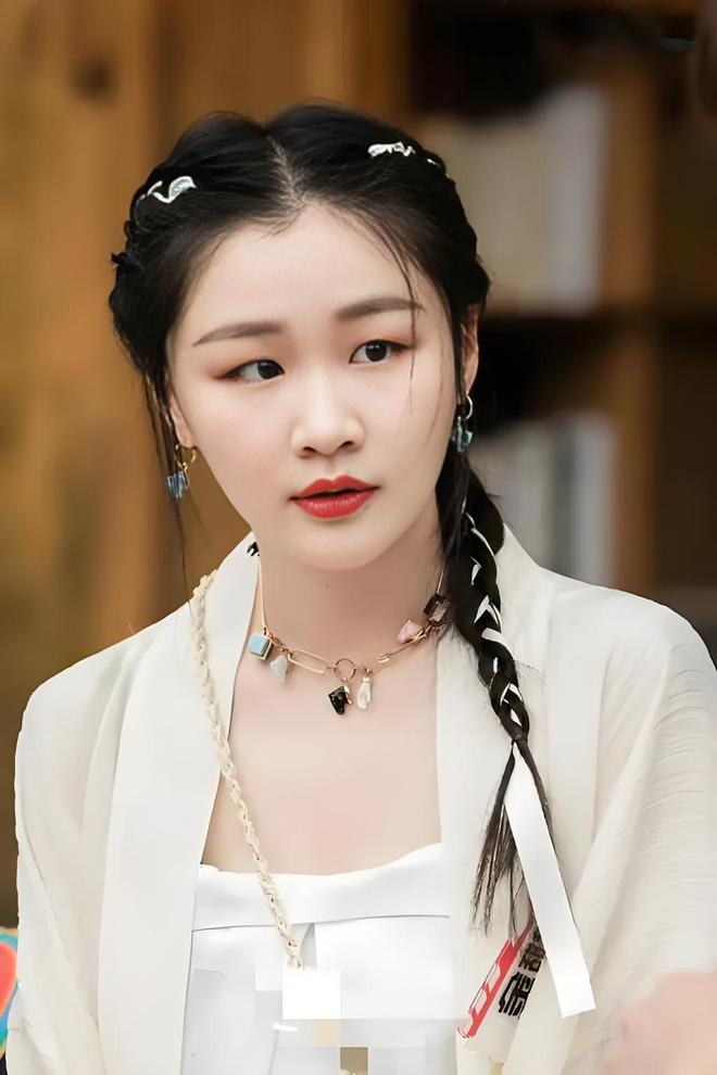 官媒点名通报，央视紧急换剧！秦雯袭警风波升级，人脉再广也没用