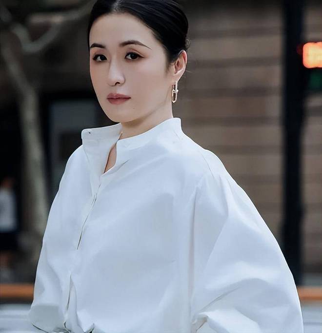 官媒点名通报，央视紧急换剧！秦雯袭警风波升级，人脉再广也没用