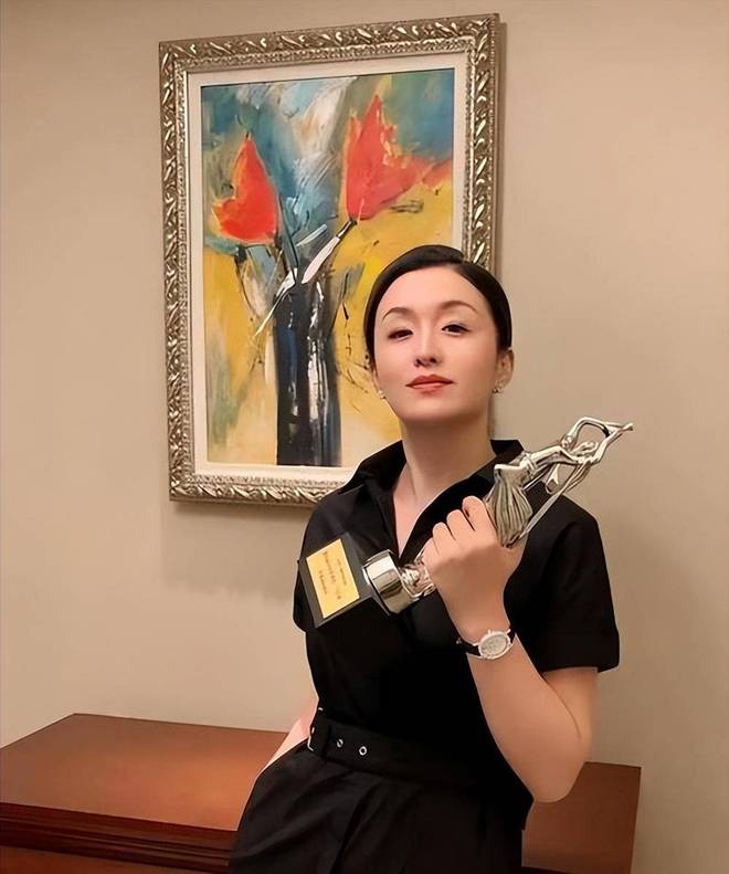 官媒点名通报，央视紧急换剧！秦雯袭警风波升级，人脉再广也没用