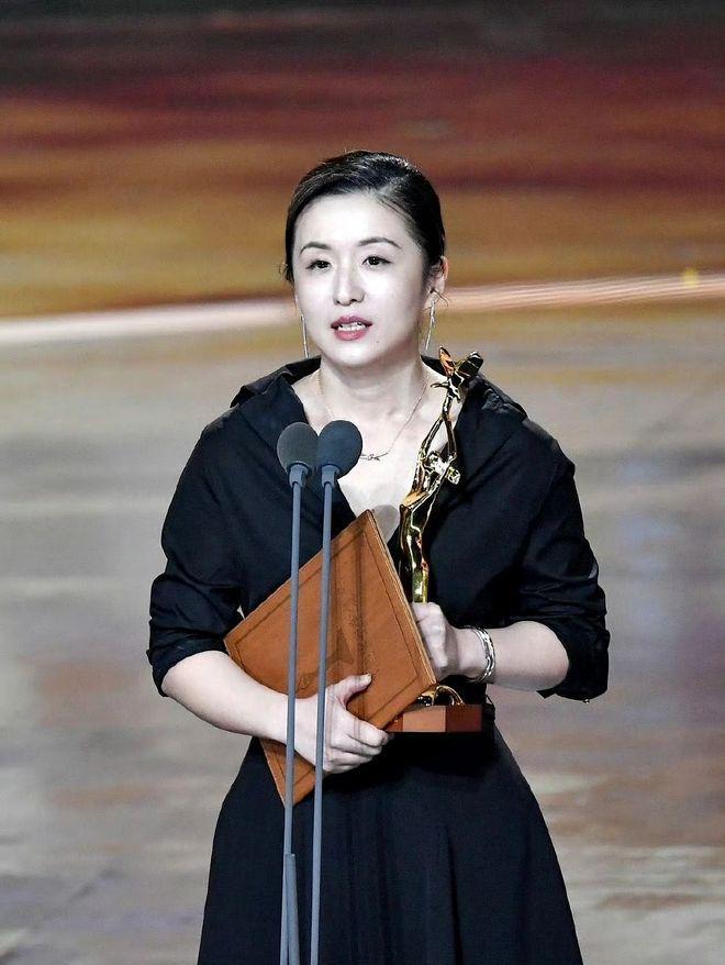 官媒点名通报，央视紧急换剧！秦雯袭警风波升级，人脉再广也没用