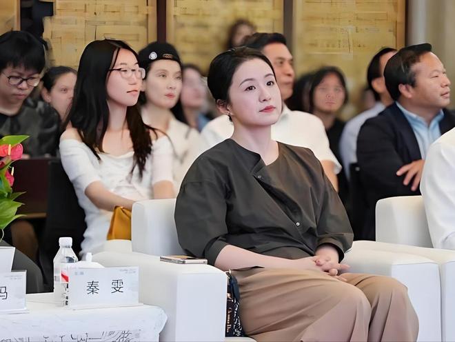 官媒点名通报，央视紧急换剧！秦雯袭警风波升级，人脉再广也没用