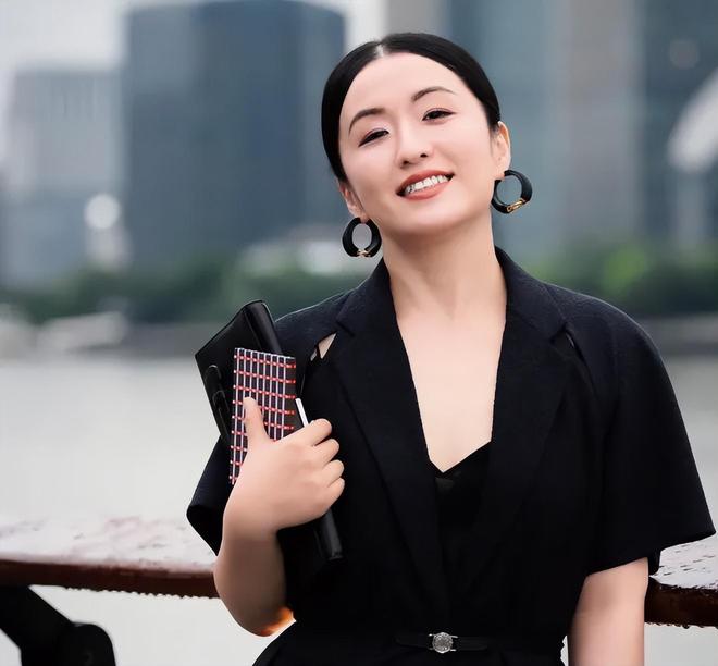 秦雯袭警冲上热搜！向王家卫炫耀后台硬能捞人，网友要求严查特权