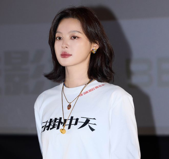 辛芷蕾回应撕奖反被骂，网友劝她别飘了，得奖新片票房表现并不好