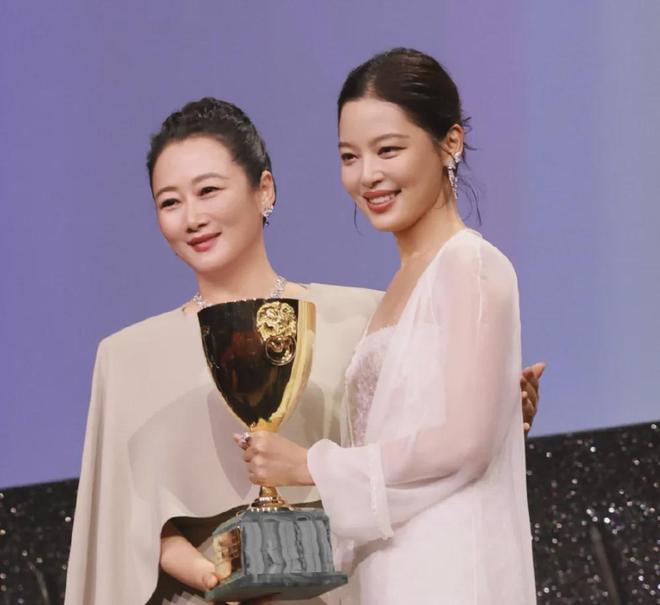 辛芷蕾回应撕奖反被骂，网友劝她别飘了，得奖新片票房表现并不好