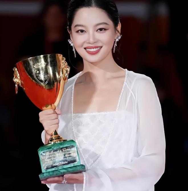 《日掛中天》首波口碑！剧情被质疑渲染苦难，辛芷蕾演技获肯定