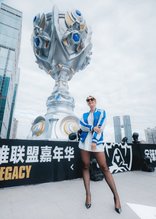 黑丝美腿！欧洲美女主持晒S15奖杯 惊呼好大啊！