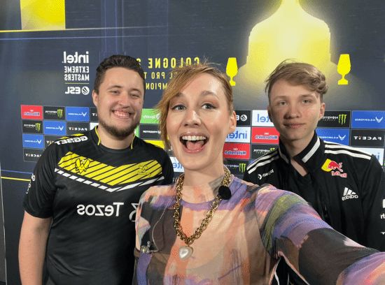 黑丝美腿！欧洲美女主持晒S15奖杯 惊呼好大啊！