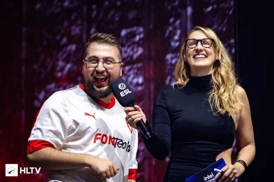 黑丝美腿！欧洲美女主持晒S15奖杯 惊呼好大啊！