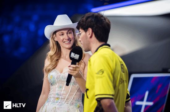 黑丝美腿！欧洲美女主持晒S15奖杯 惊呼好大啊！