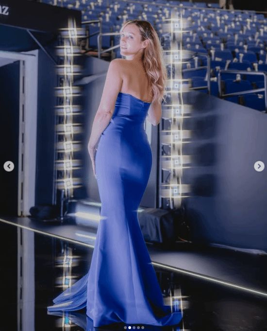 黑丝美腿！欧洲美女主持晒S15奖杯 惊呼好大啊！