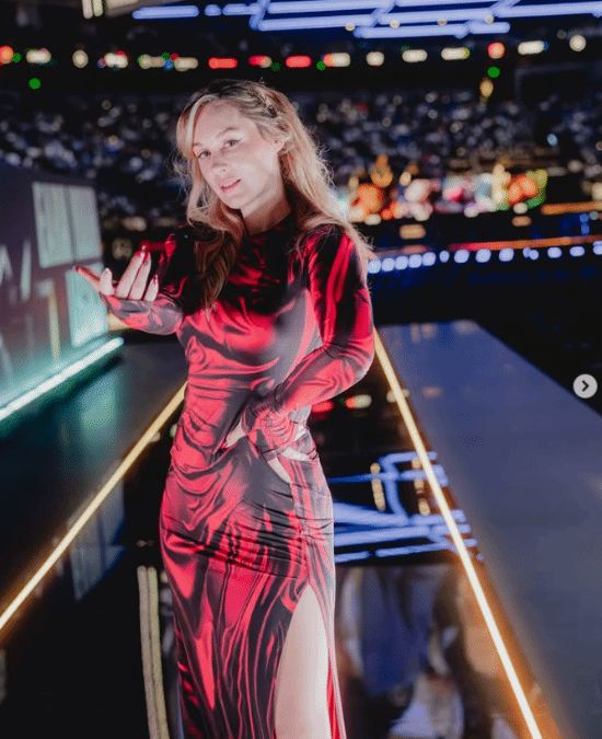 黑丝美腿！欧洲美女主持晒S15奖杯 惊呼好大啊！