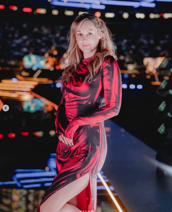 黑丝美腿！欧洲美女主持晒S15奖杯 惊呼好大啊！