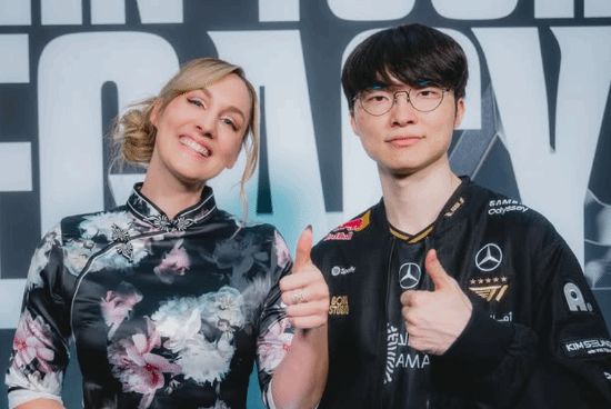 黑丝美腿！欧洲美女主持晒S15奖杯 惊呼好大啊！