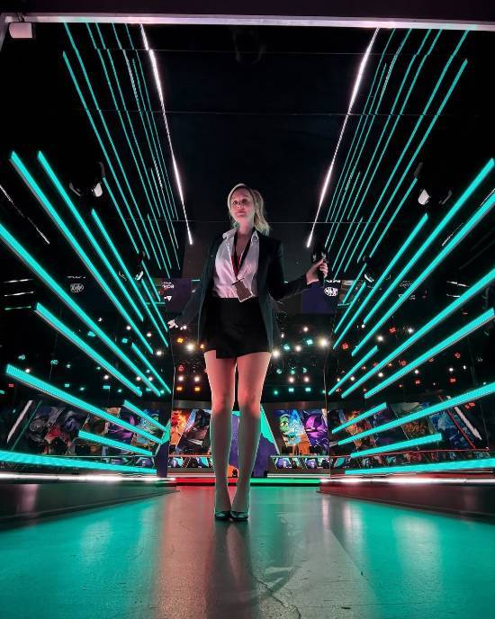 黑丝美腿！欧洲美女主持晒S15奖杯 惊呼好大啊！