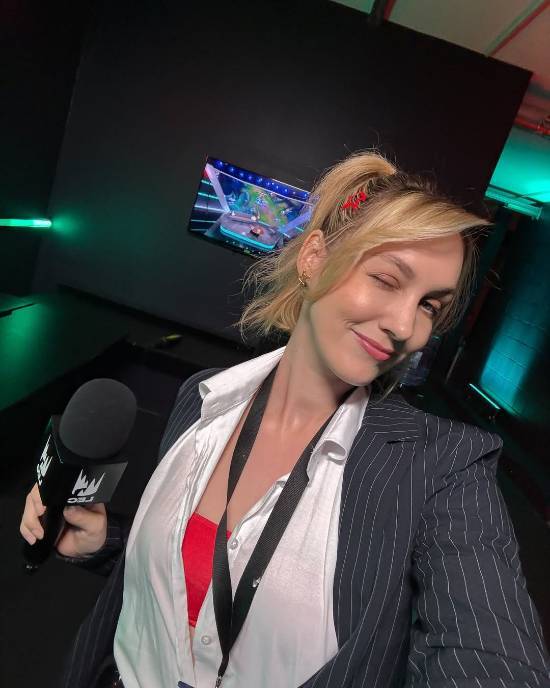 黑丝美腿！欧洲美女主持晒S15奖杯 惊呼好大啊！