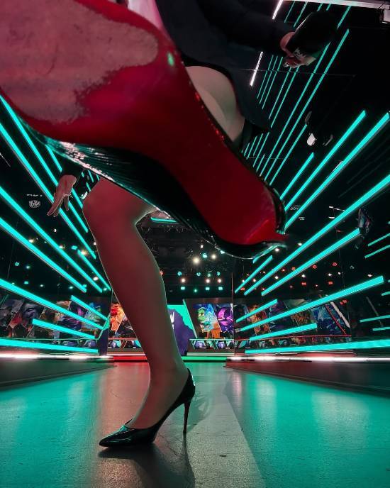 黑丝美腿！欧洲美女主持晒S15奖杯 惊呼好大啊！