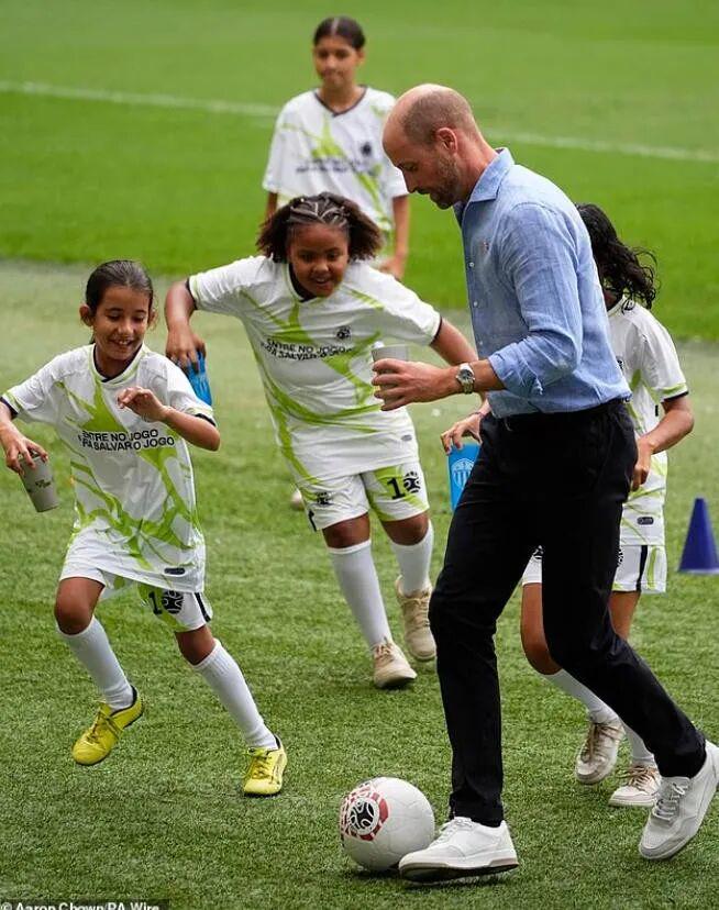 威廉王子访问巴西，上个厕所被夸不停：好亲民，跟他妈妈一样！