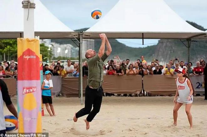 威廉王子访问巴西，上个厕所被夸不停：好亲民，跟他妈妈一样！