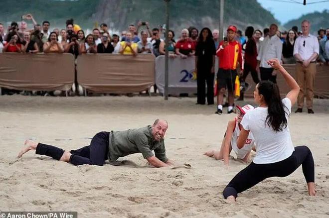 威廉王子访问巴西，上个厕所被夸不停：好亲民，跟他妈妈一样！