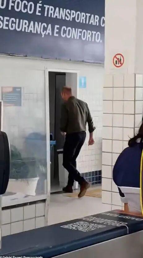 威廉王子访问巴西，上个厕所被夸不停：好亲民，跟他妈妈一样！