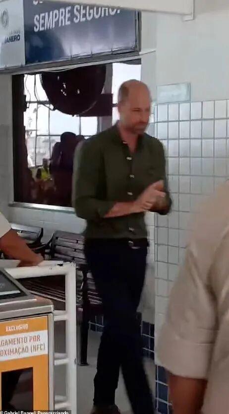 威廉王子访问巴西，上个厕所被夸不停：好亲民，跟他妈妈一样！