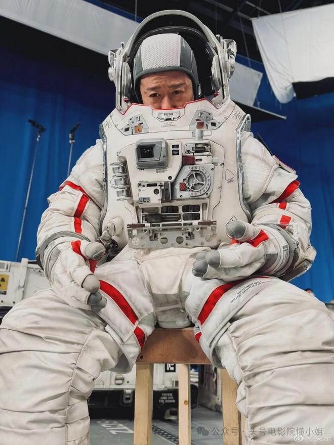 吴京晒《流浪地球3》宇航服！沈腾马丽加盟，或演刘培强岳父岳母