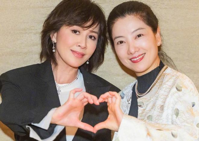 刘嘉玲晒同学50年后合影，面部医美痕迹明显，被吐槽不如同学自然