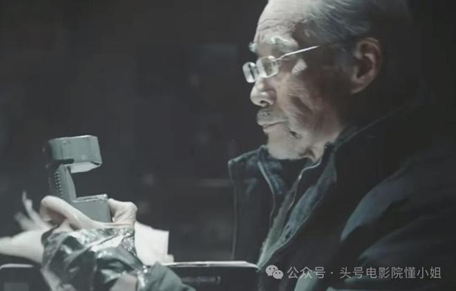 吴京晒《流浪地球3》宇航服！沈腾马丽加盟，或演刘培强岳父岳母