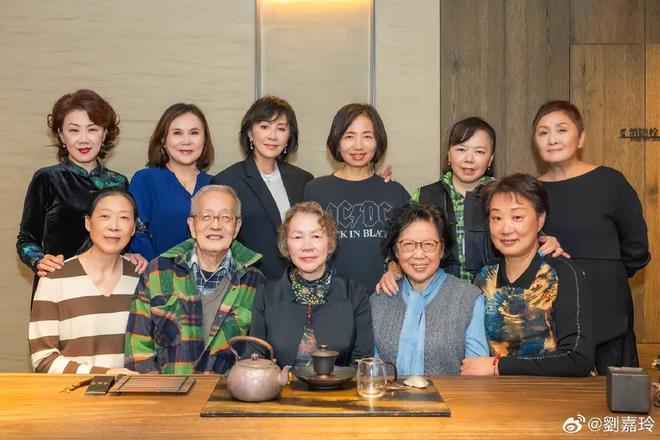 刘嘉玲晒同学50年后合影，面部医美痕迹明显，被吐槽不如同学自然