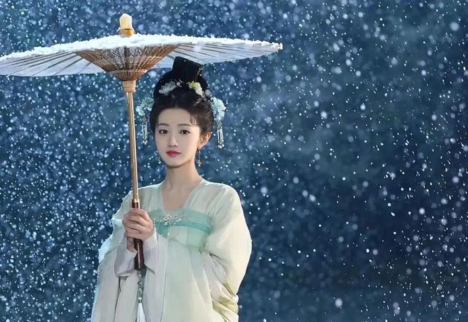 王家卫辱华歪屁股？辛芷蕾走后门拿影后？张艺兴回归EXO？黄羿火到海外？没素质女星大变脸？