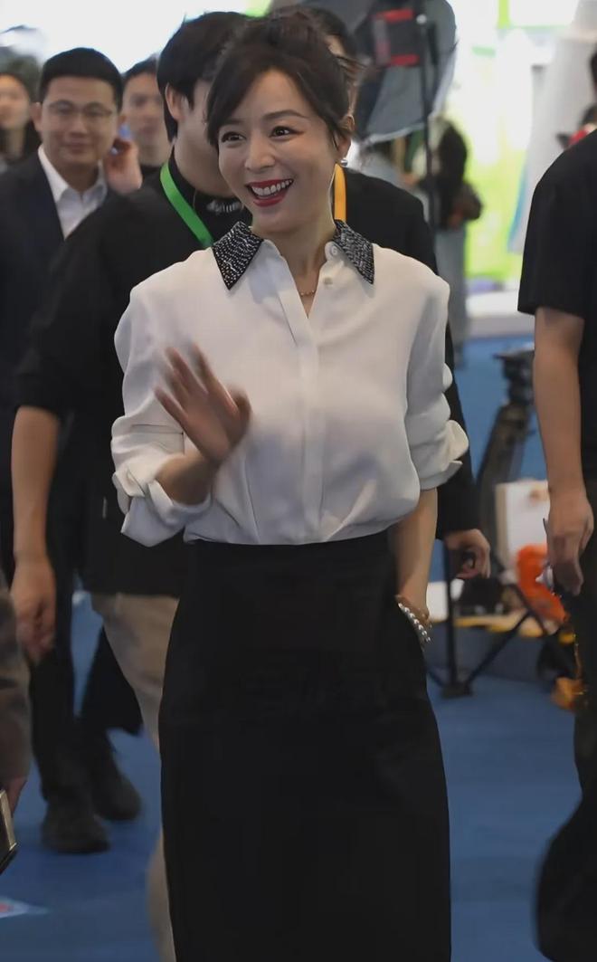 45岁张静初状态好真实！长期吃素气色差，生图毛孔粗大皱纹明显