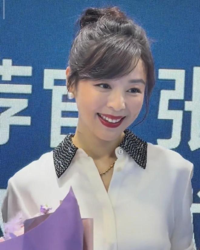 45岁张静初状态好真实！长期吃素气色差，生图毛孔粗大皱纹明显