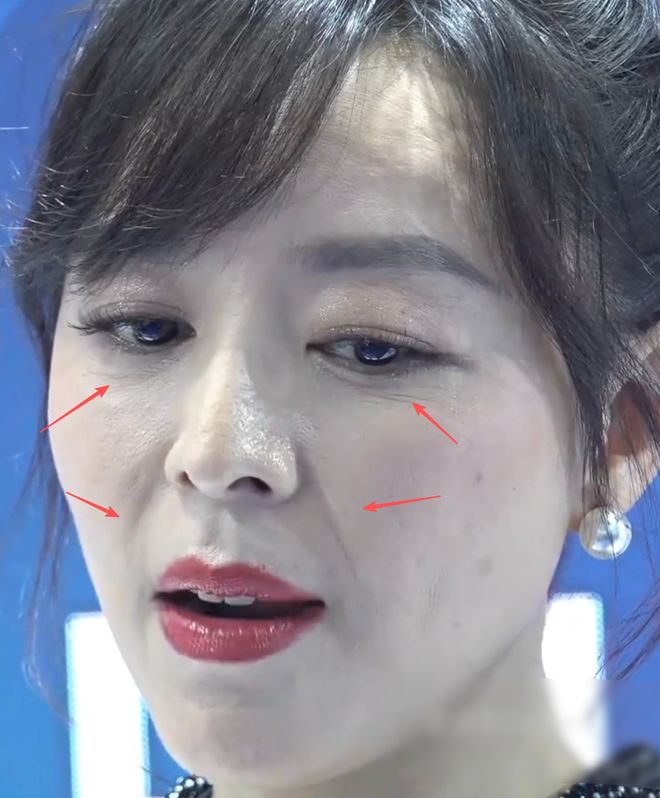 45岁张静初状态好真实！长期吃素气色差，生图毛孔粗大皱纹明显