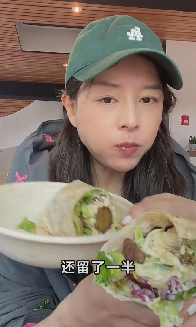 45岁张静初状态好真实！长期吃素气色差，生图毛孔粗大皱纹明显