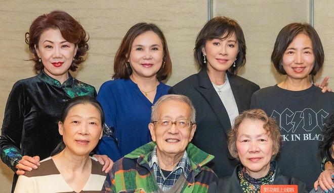 刘嘉玲晒同学50年后合影，面部医美痕迹明显，被吐槽不如同学自然