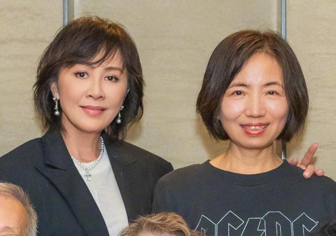 刘嘉玲晒同学50年后合影，面部医美痕迹明显，被吐槽不如同学自然