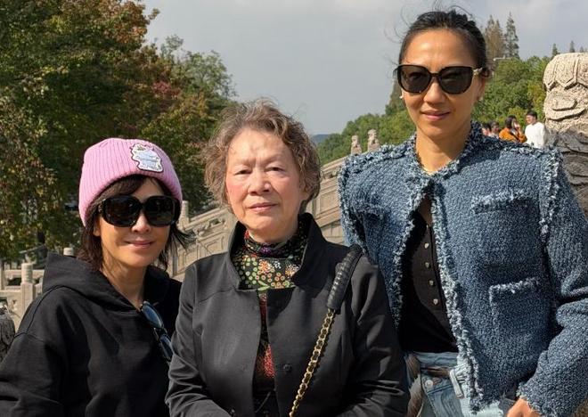 刘嘉玲晒同学50年后合影，面部医美痕迹明显，被吐槽不如同学自然