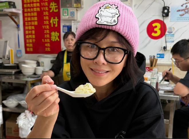 刘嘉玲晒同学50年后合影，面部医美痕迹明显，被吐槽不如同学自然