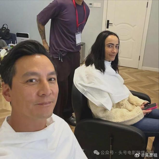 吴彦祖晒47岁老婆素颜合照，惊呆网友！男方曾称近10年没夫妻同房